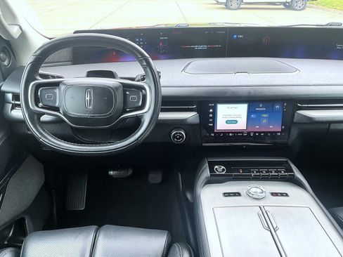 Used 2025 Lincoln Navigator Reserve AWD/4WD image 12