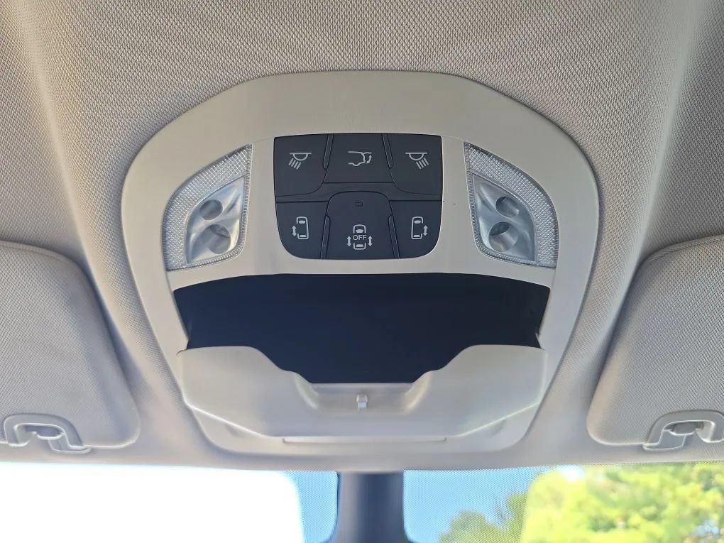 Used 2023 Chrysler Pacifica Touring-L FWD image 34