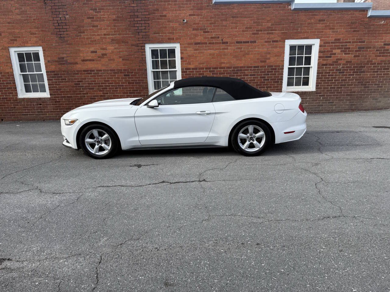 Used 2016 Ford Mustang Convertible RWD image 1