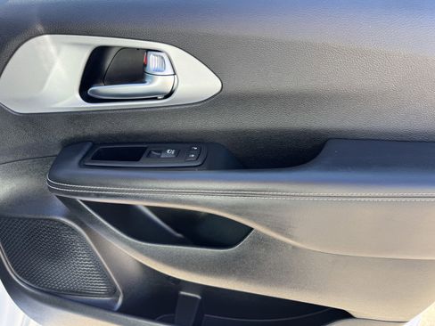 Used 2024 Chrysler Pacifica Touring image 9