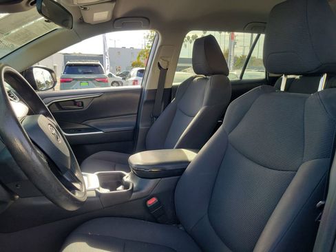 Used 2021 Toyota RAV4 LE image 16