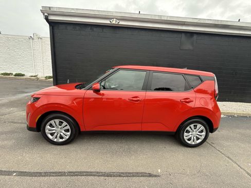 Used 2023 Kia Soul LX image 6