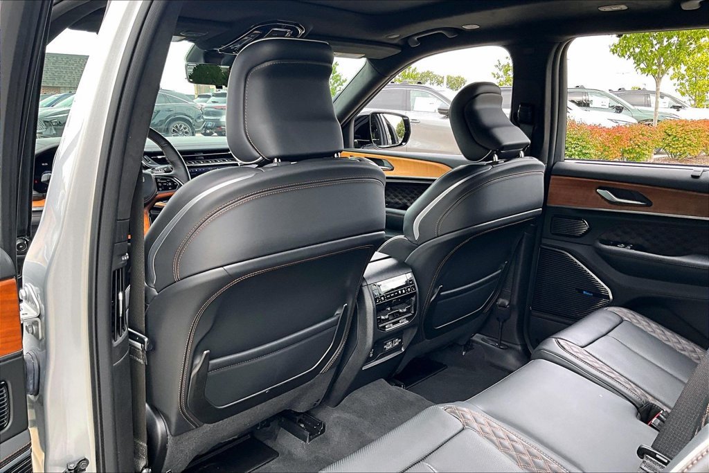Used 2023 Jeep Grand Cherokee L Summit AWD/4WD image 31
