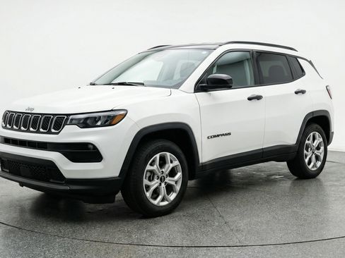 Used 2025 Jeep Compass Latitude AWD/4WD image 3