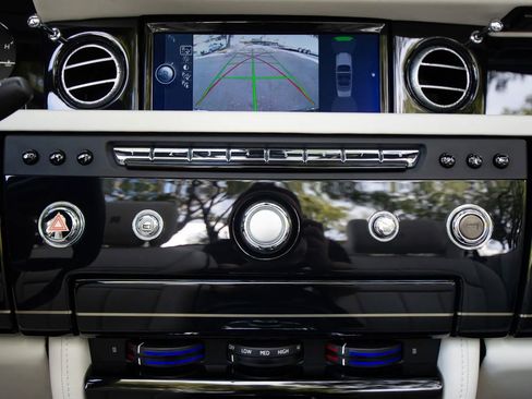 Used 2016 Rolls-Royce Phantom Drophead Coupe image 29