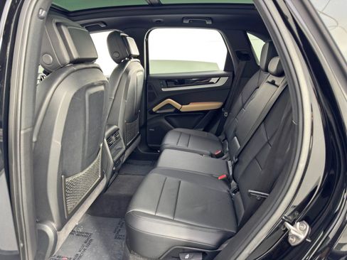 Used 2024 Porsche Cayenne w/ Sport Chrono Package image 41