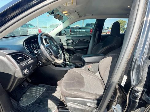 Used 2019 Jeep Cherokee Latitude w/ Popular Appearance Group FWD image 9