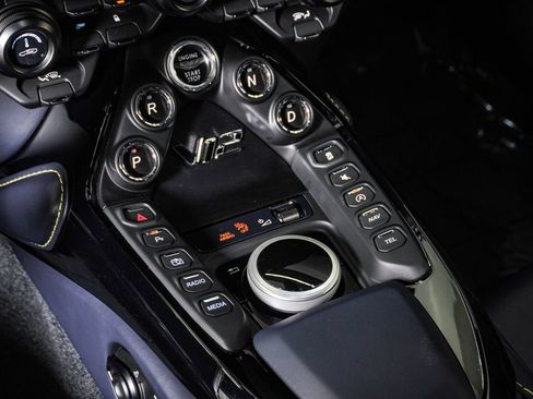 Used 2023 Aston Martin V12 Vantage RWD image 31