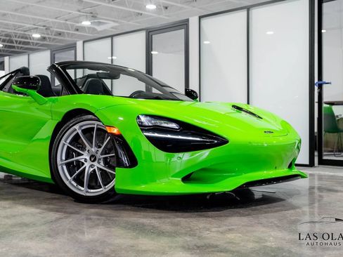 Used 2026 McLaren 750S Spider RWD image 8