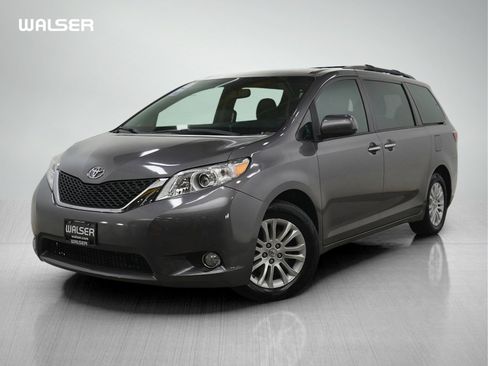 Used 2017 Toyota Sienna XLE Premium image 1