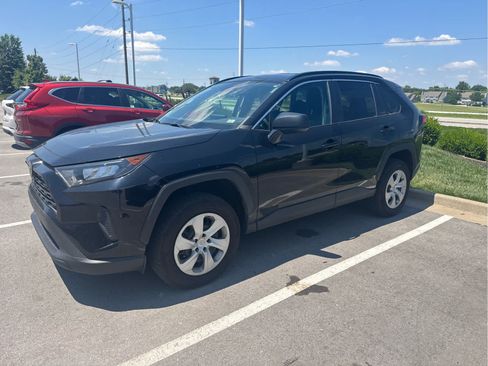 Used 2020 Toyota RAV4 LE AWD/4WD image 2