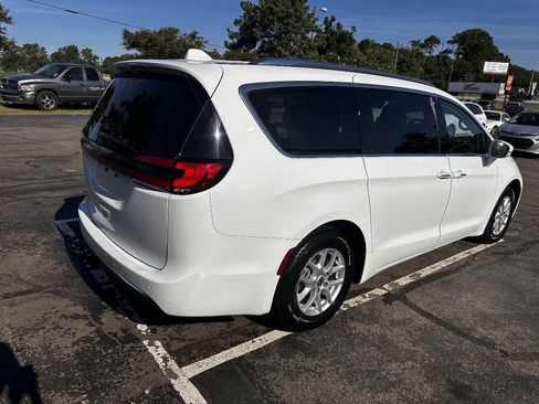 Used 2021 Chrysler Pacifica Touring-L FWD image 3