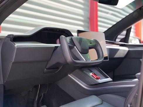 Used 2022 Tesla Model X Plaid image 4