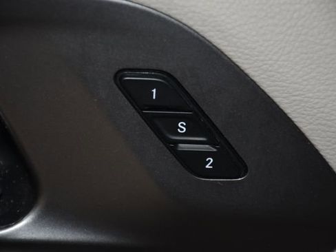 Used 2024 Chrysler Pacifica Touring-L FWD image 21