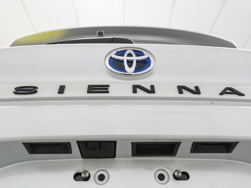 Used 2025 Toyota Sienna XLE image 12
