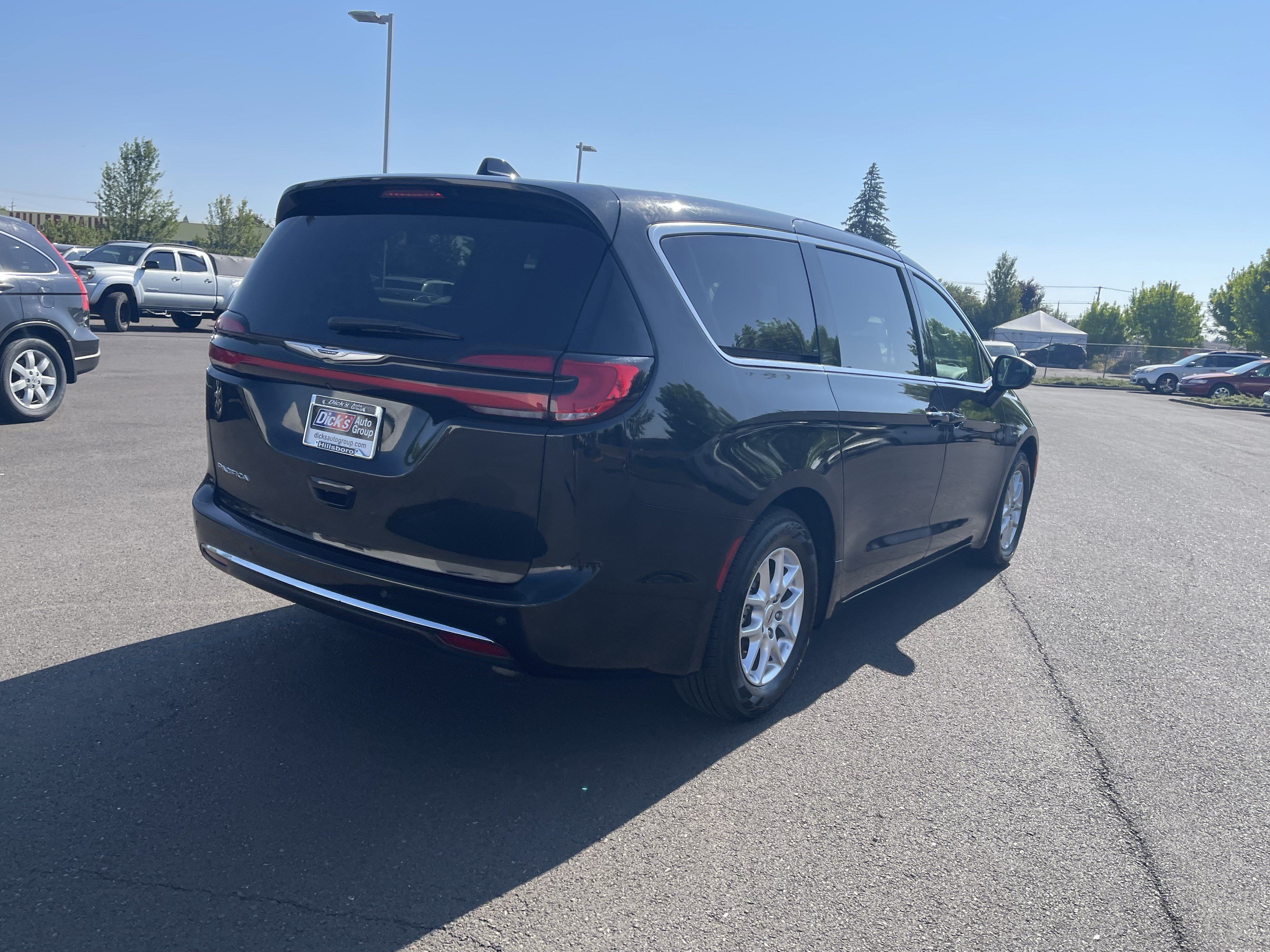 Used 2023 Chrysler Pacifica Touring-L FWD image 5