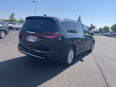 Used 2023 Chrysler Pacifica Touring-L FWD image 5