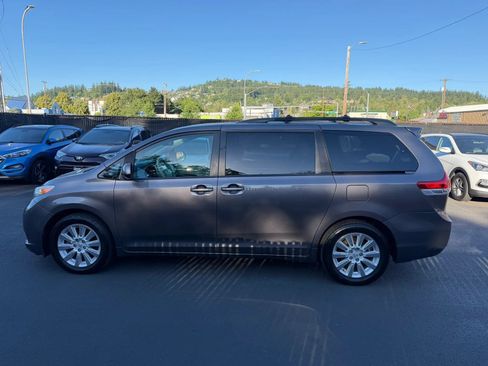 Used 2013 Toyota Sienna LE w/ Towing Pkg AWD/4WD image 8