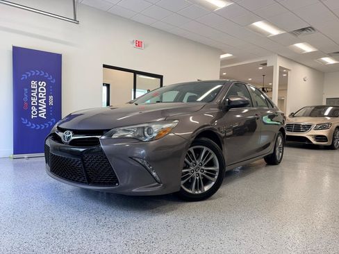 Used 2015 Toyota Camry SE FWD image 2