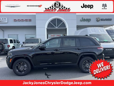 Used 2025 Jeep Grand Cherokee Trailhawk w/ Advanced Protech Group II AWD/4WD image 1