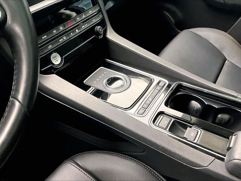 Used 2019 Jaguar F-PACE Premium image 32