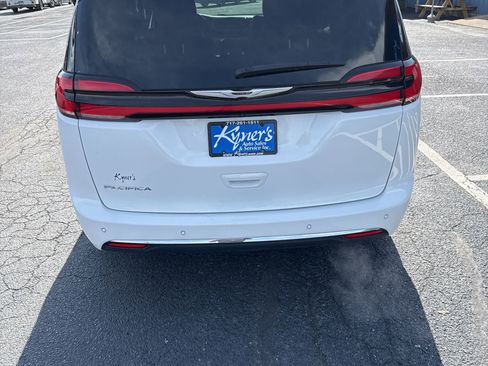 Used 2024 Chrysler Pacifica Touring-L image 5