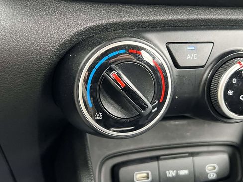 Certified 2023 Hyundai Venue SE FWD image 31