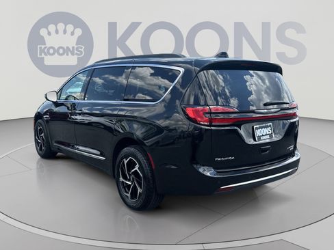 Used 2023 Chrysler Pacifica Limited w/ Uconnect Theater Family Group AWD/4WD image 14