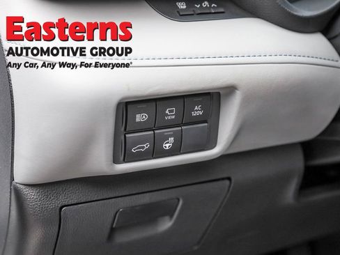 Used 2024 Toyota Highlander Platinum image 24