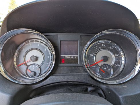 Used 2013 Chrysler Town & Country Touring image 16