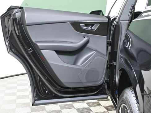Used 2025 Audi Q8 Premium image 33