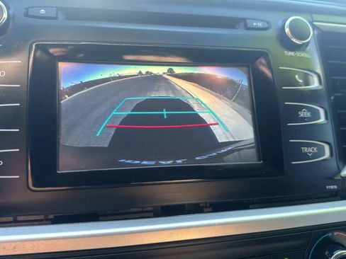 Used 2019 Toyota Highlander LE FWD image 13