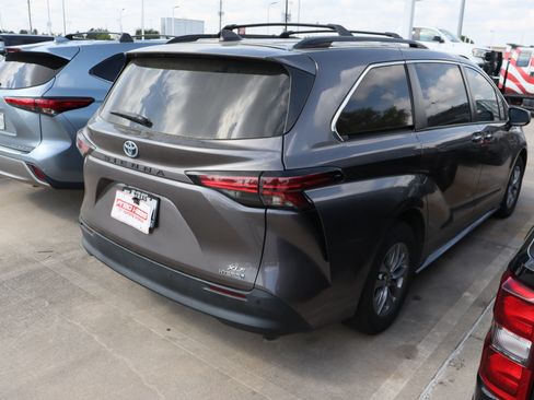 Used 2022 Toyota Sienna XLE image 11