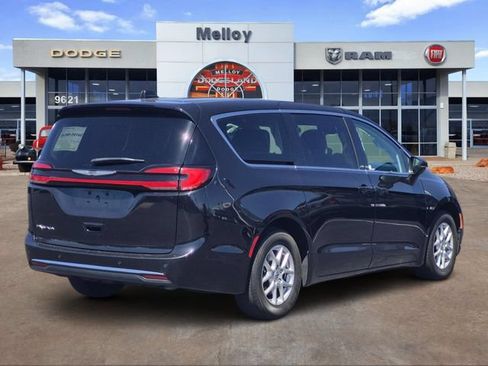 Used 2023 Chrysler Pacifica Touring-L FWD image 4