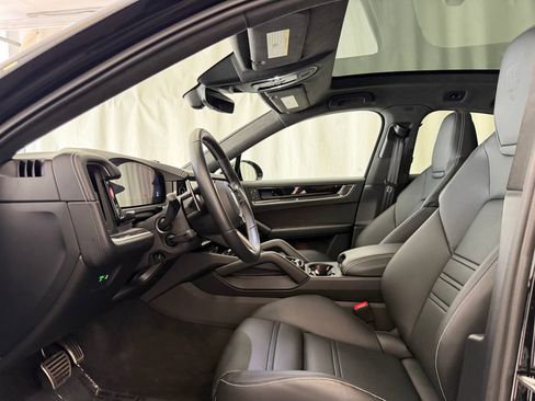 Certified 2025 Porsche Cayenne Turbo AWD/4WD image 5