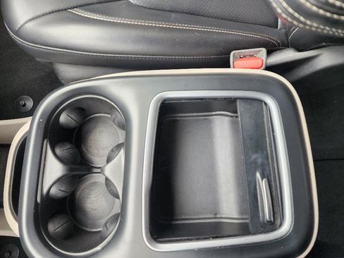 Used 2023 Chrysler Pacifica Touring-L image 22