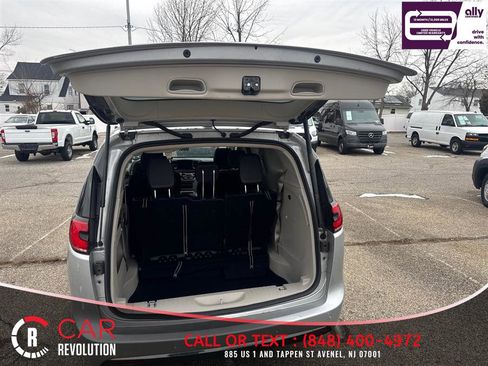Used 2024 Chrysler Pacifica Touring-L image 7