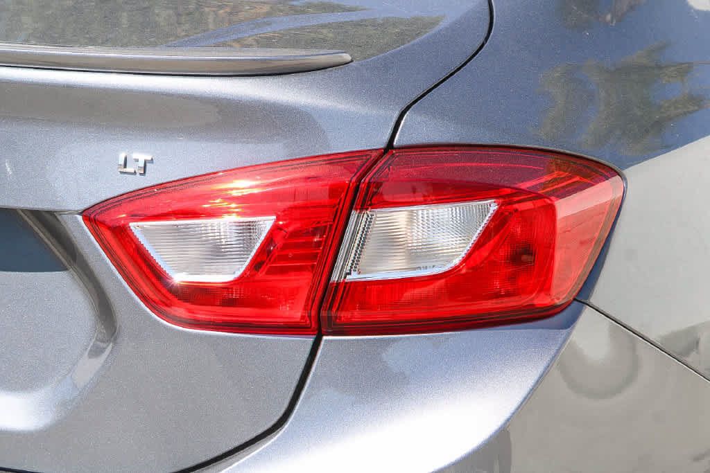 Used 2018 Chevrolet Cruze LT w/ RS Package FWD image 8