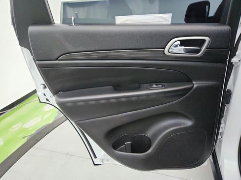 Used 2021 Jeep Grand Cherokee Laredo image 25