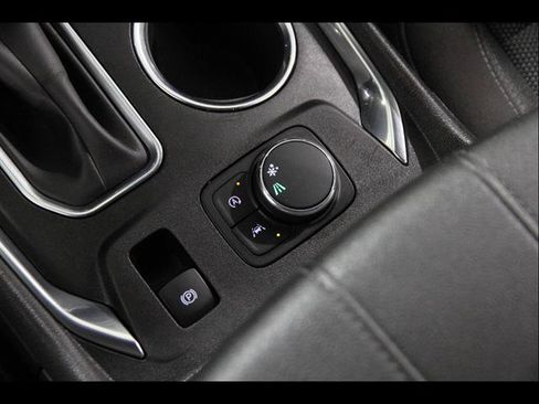 Used 2023 Chevrolet Traverse LT FWD image 16