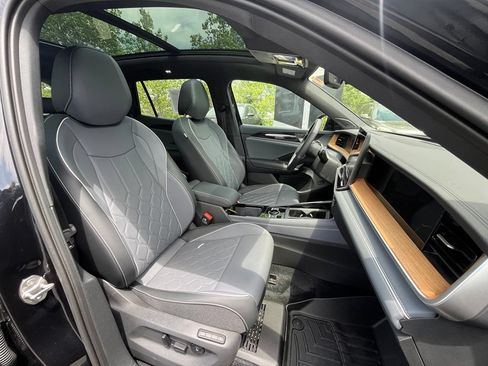 Certified 2025 Volkswagen Tiguan SEL R-Line AWD/4WD image 13