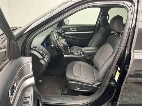 Used 2017 Ford Explorer XLT image 3