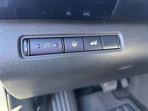 Used 2025 Nissan Pathfinder SV image 17