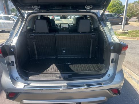 Used 2025 Toyota Highlander Platinum AWD/4WD image 18