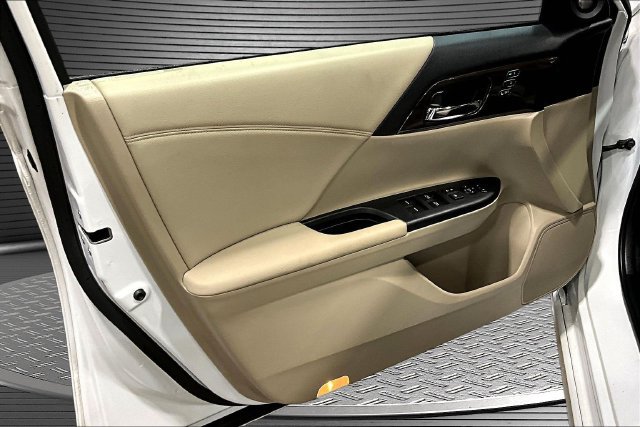Used 2017 Honda Accord Touring image 19