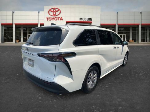 Certified 2026 Toyota Sienna XLE FWD image 5