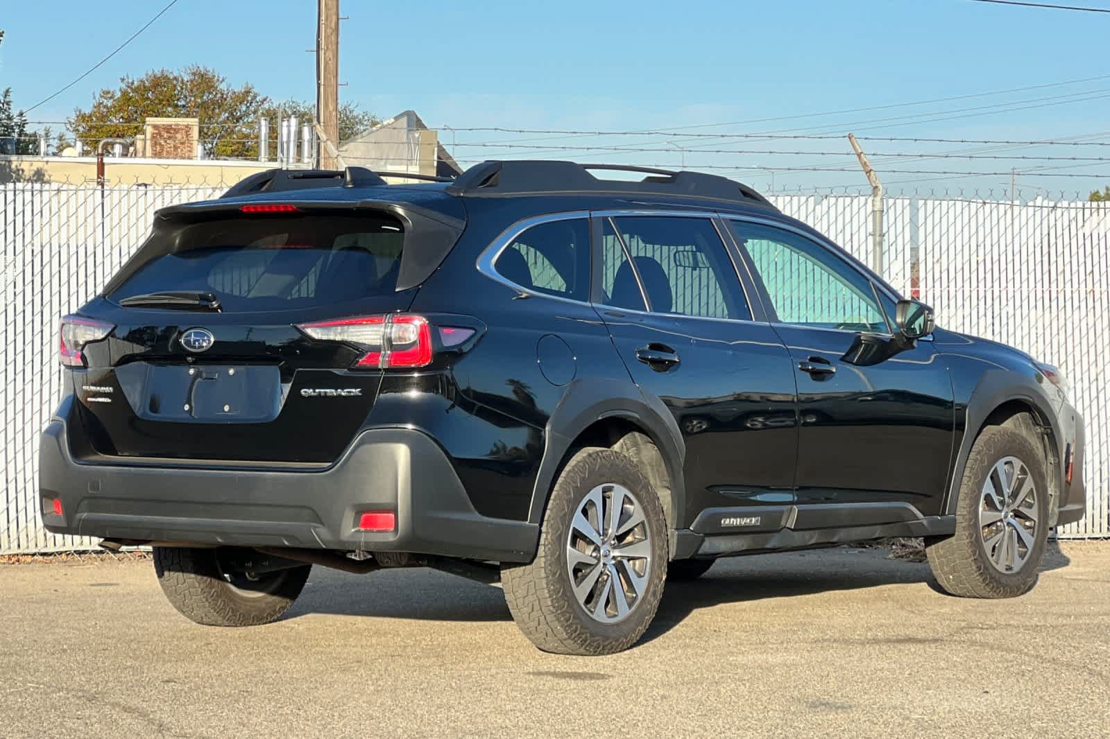 Used 2023 Subaru Outback Premium AWD/4WD image 3