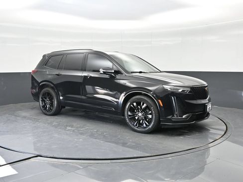Used 2022 Cadillac XT6 Premium Luxury w/ Technology Package FWD image 11
