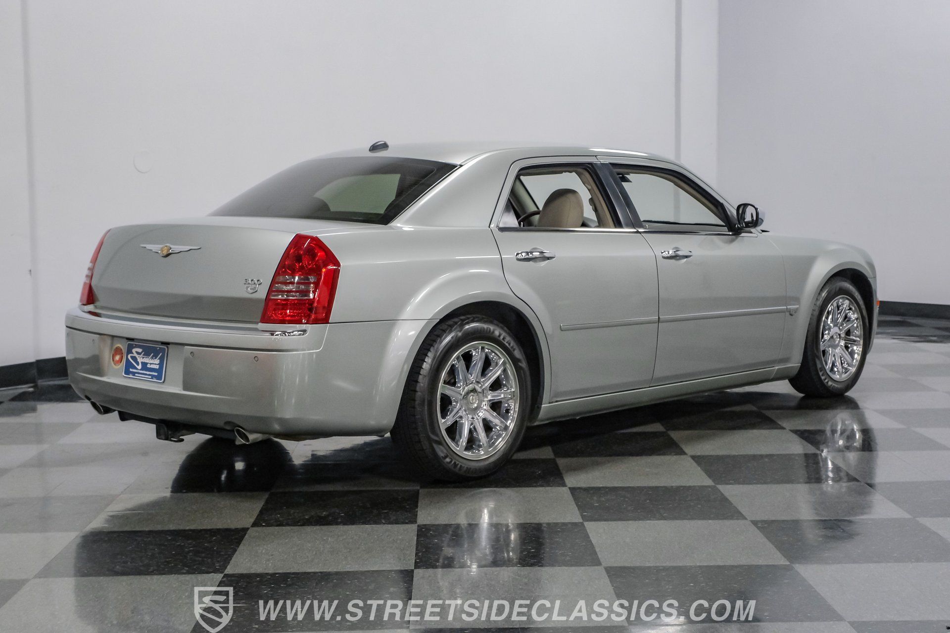 Used 2005 Chrysler 300 C w/ Navigation & Sound Group II RWD image 12