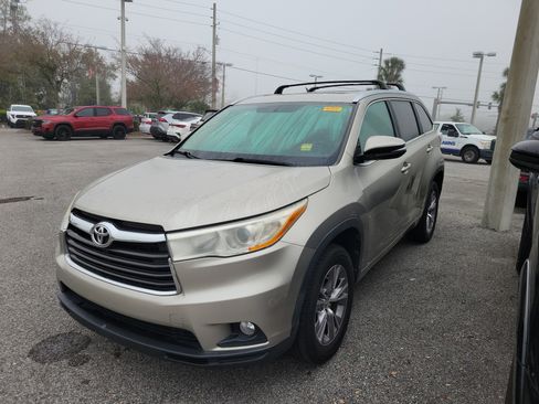 Used 2014 Toyota Highlander XLE image 1